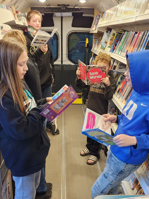 kids on bookmobile